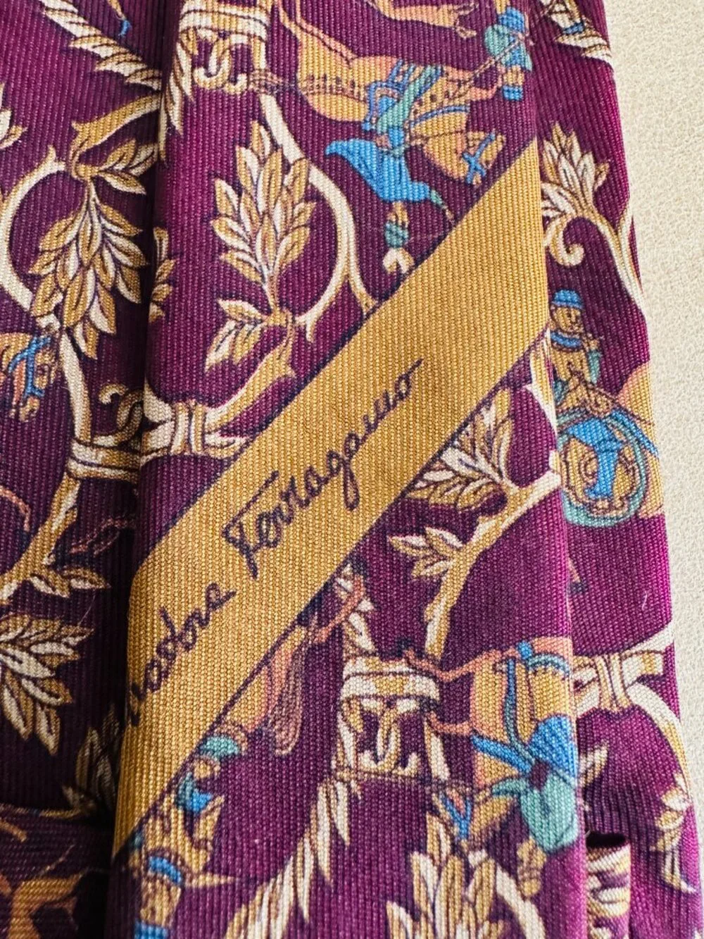 Salvatore Ferragamo Burgundy Medieval Equestrian Hunt Tie 100% Silk Italy 3.25